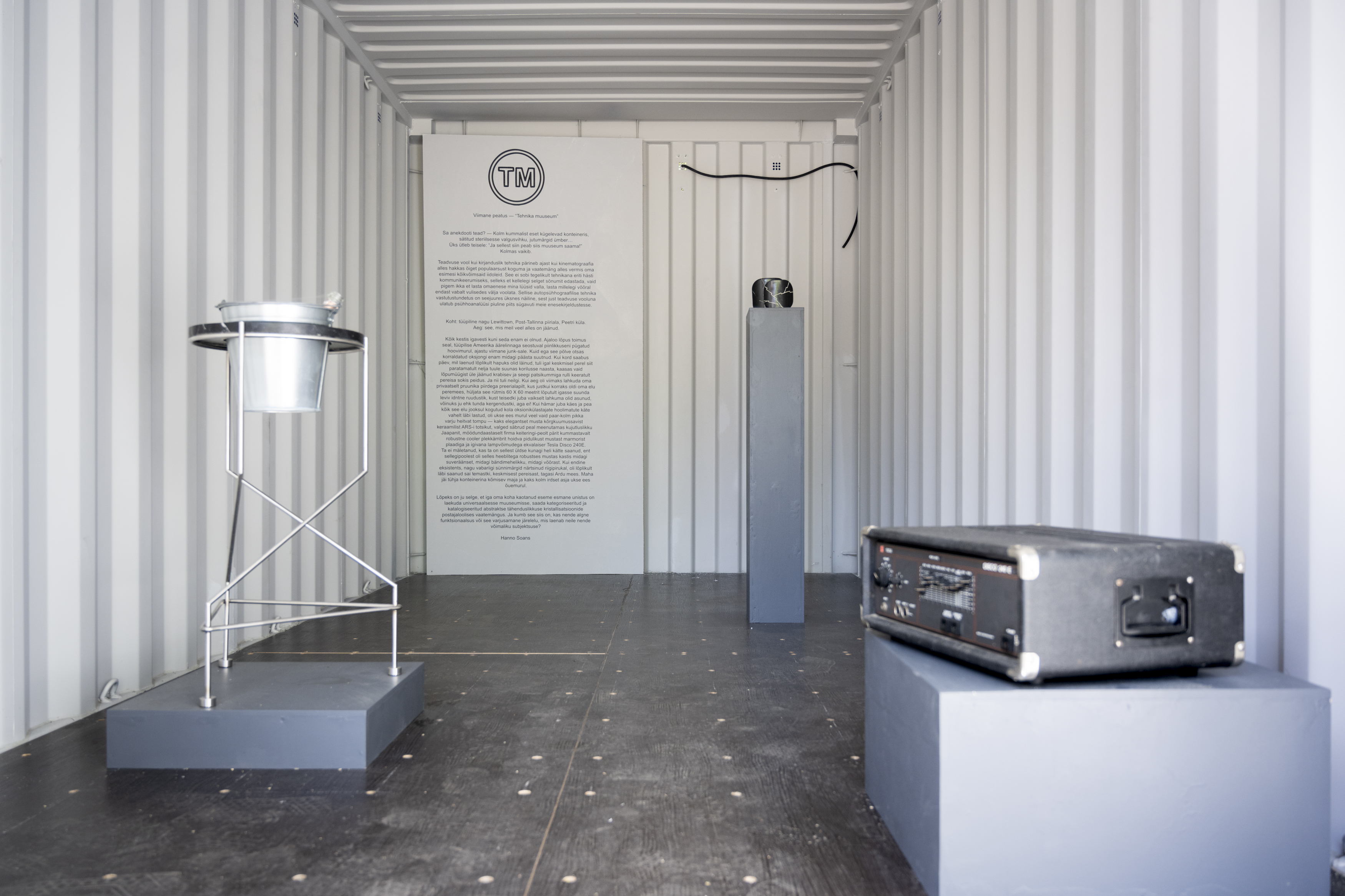 Näituse 'Viimane peatus' ülevaade - näituseruumi vaade