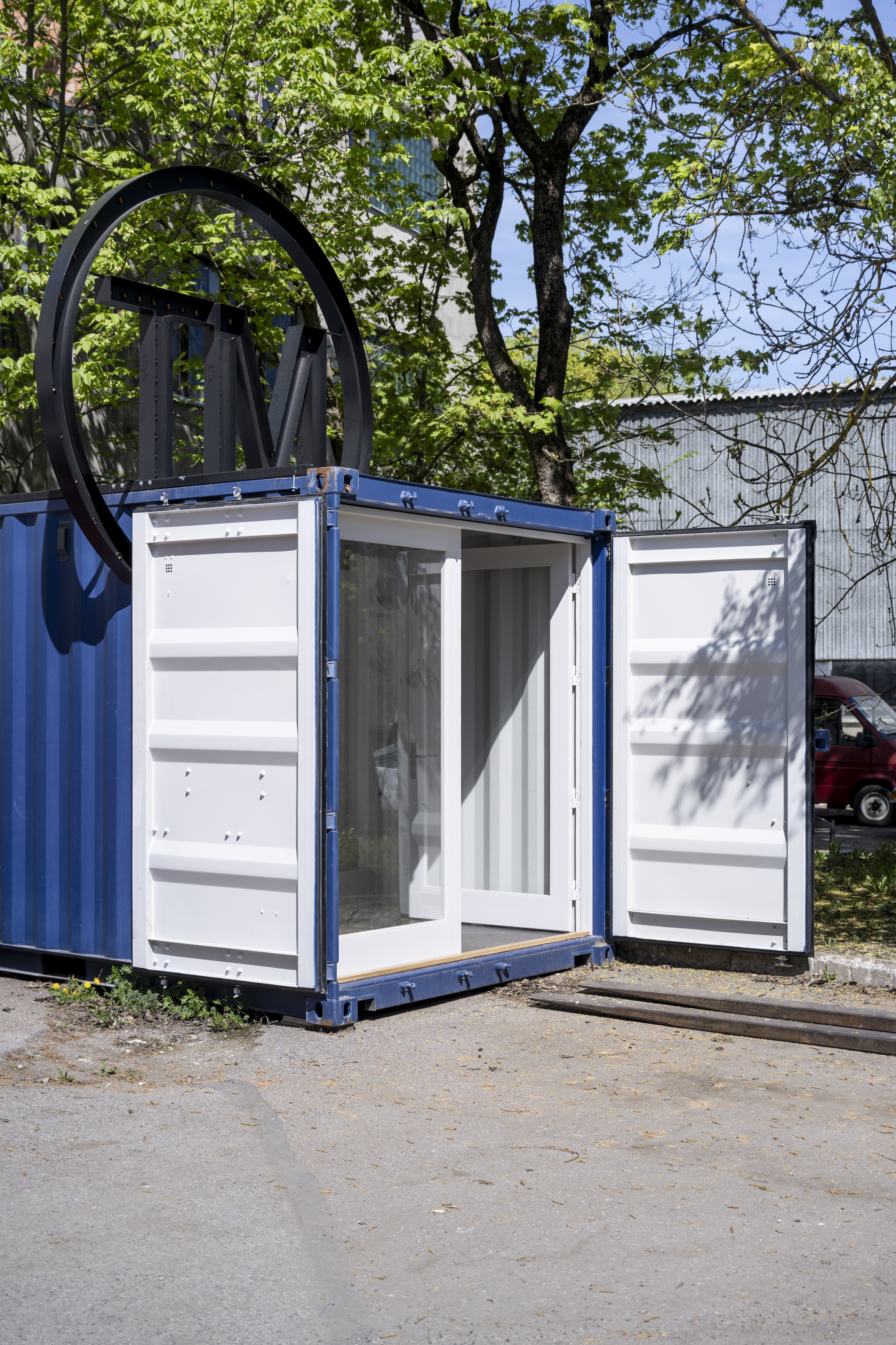 Näituse 'Viimane peatus' ülevaade - eksponaatide asetuse teine vaade